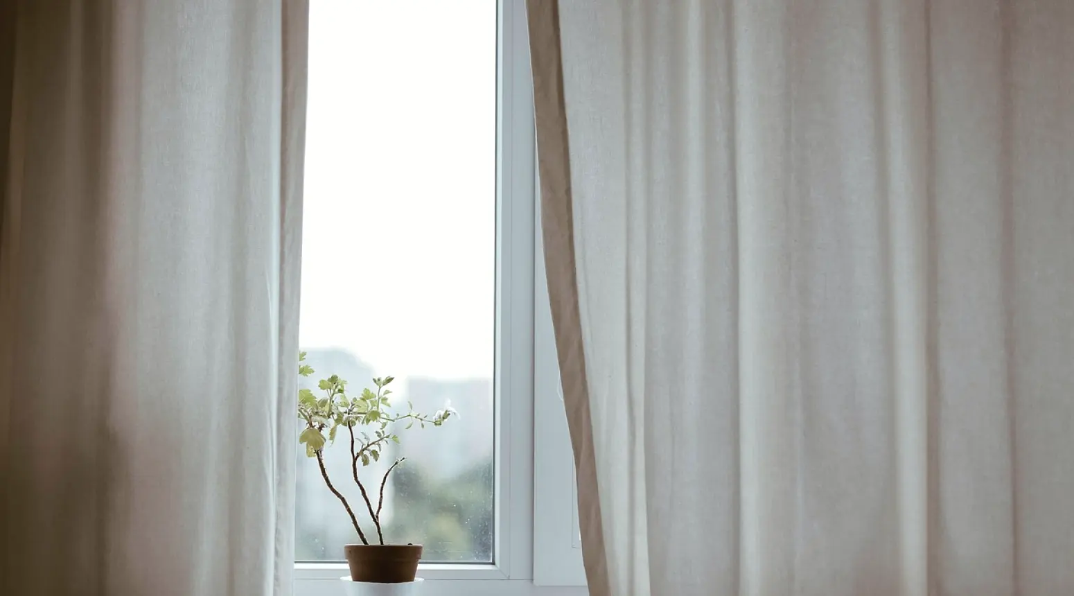 Vindu, lampe og vegg: slik jobber vi med lys og bakgrunn i små rom